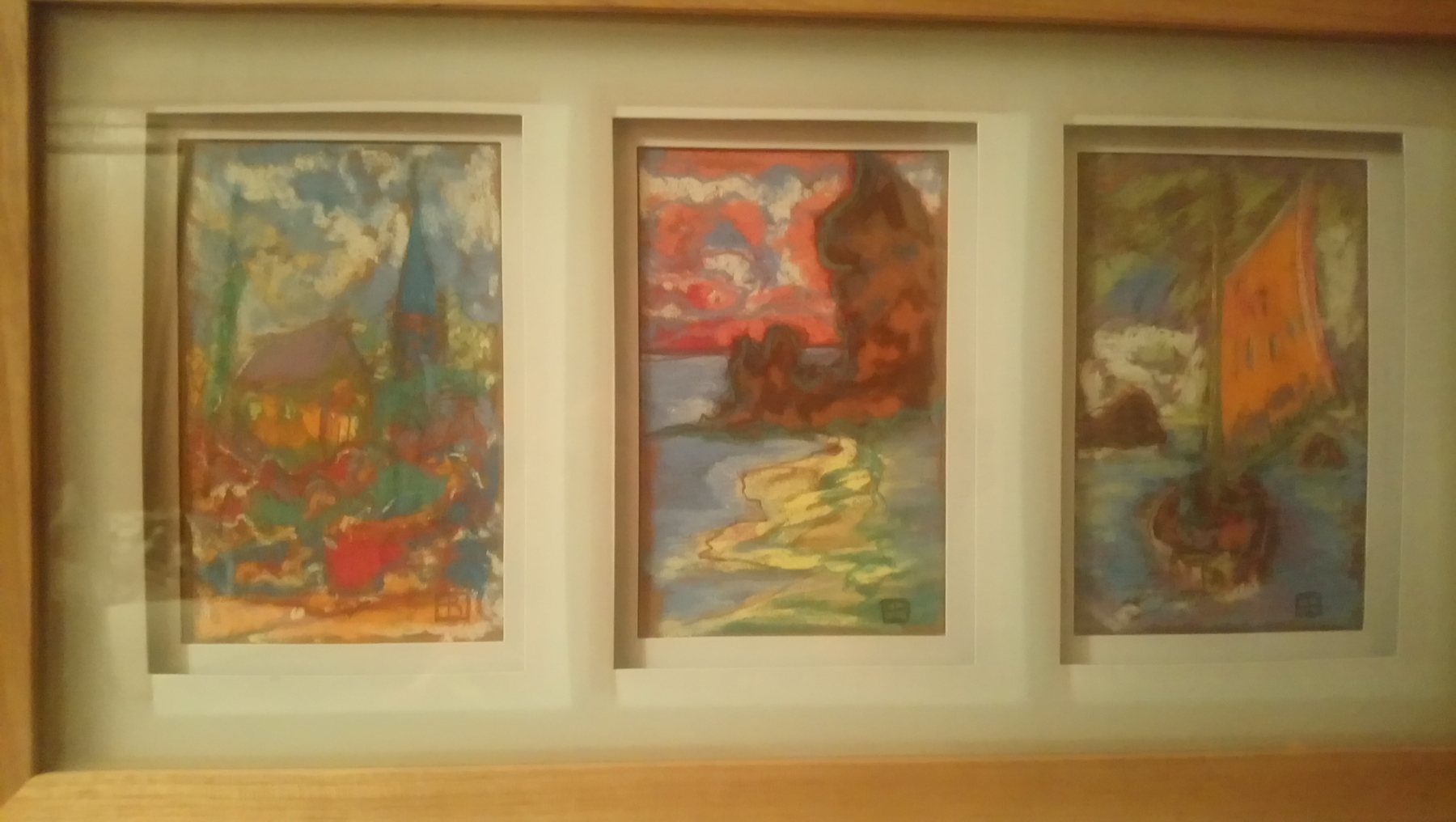 Trois petits pastels encadrés dans l'atelier