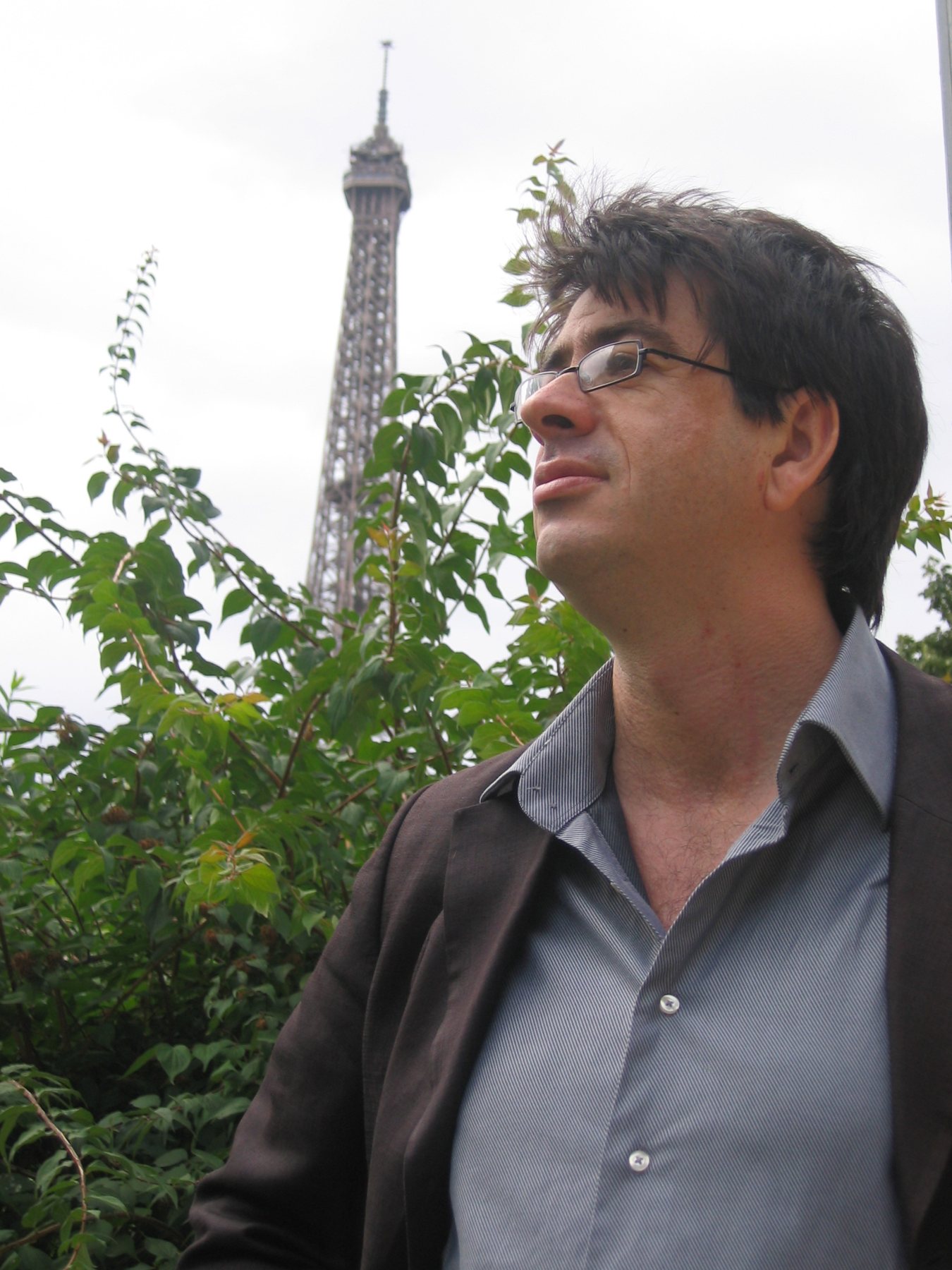 Éric Bailblé à Paris, devant la tour Eiffel