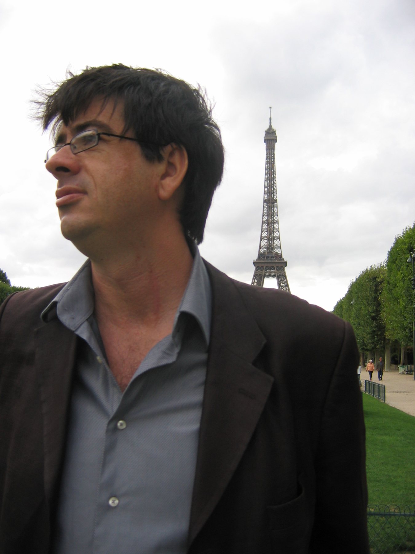 Éric Bailblé à Paris, devant la tour Eiffel